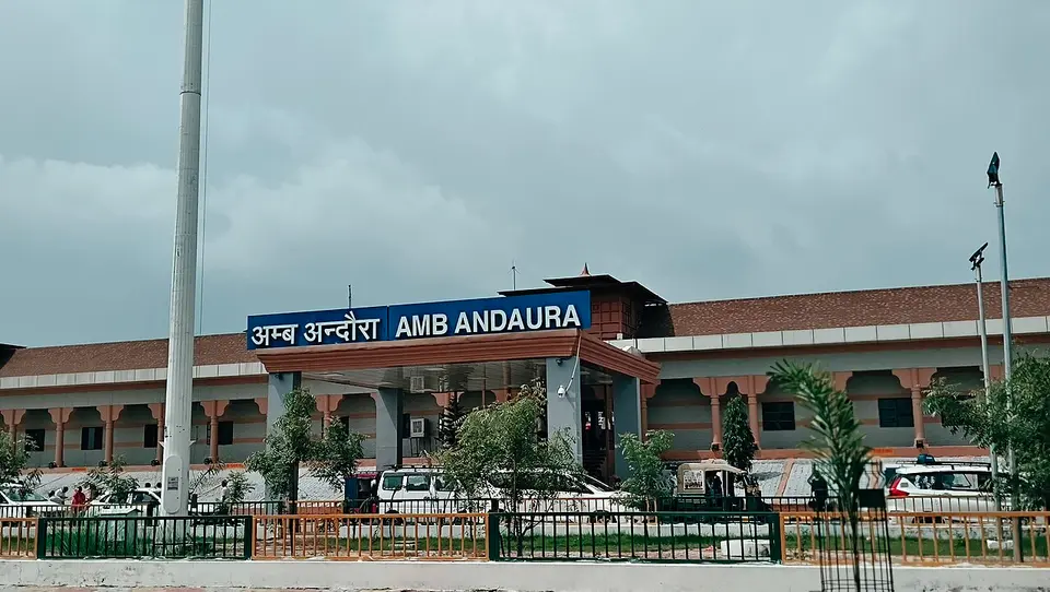 The front of Amb Andaura railway station, its name on the building in Hindi and English