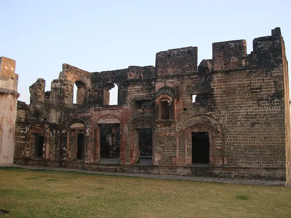 The ruined palace walls inside Nurpur Fort